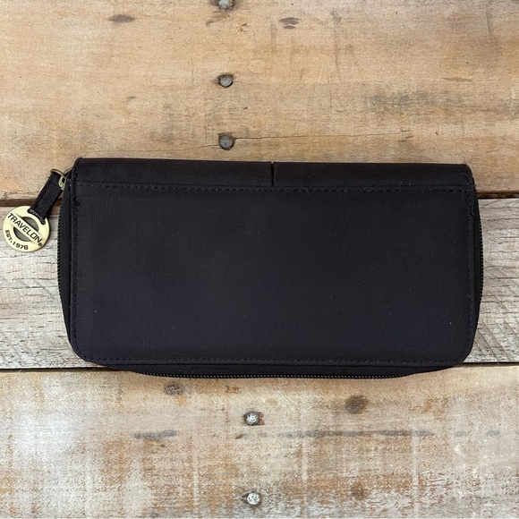 Travelon Signature Pleated Black Zipper Wallet - Picture 2 of 9